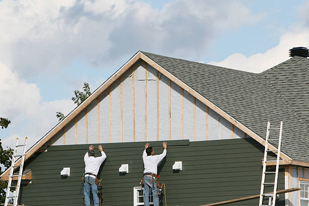 Professional Emergency Siding Repair technician working in New London, TX